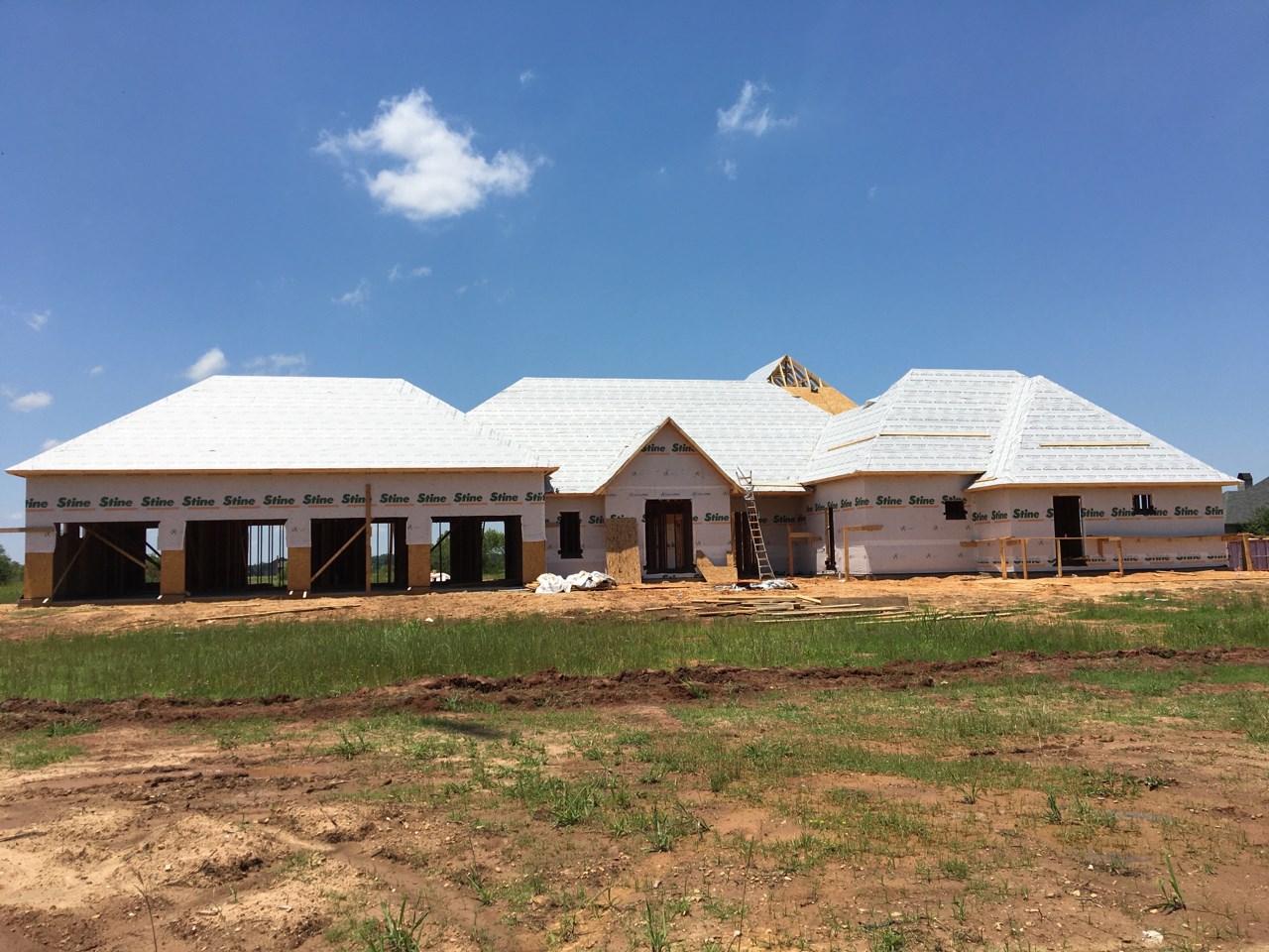 Tennyson Oak Farm — a sprawling custom home built by Mike Carson Construction under a wide Louisiana sky